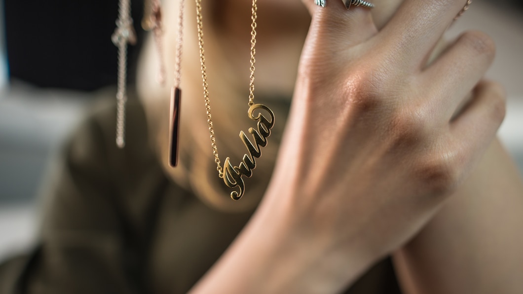 Jak wybrać idealny prezent dla kobiety inspirowany biżuterią Wikingów?