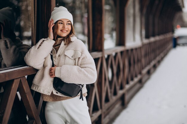 Jak dobrze wybrać i stylizować zimowe dodatki do twojego outfitu?