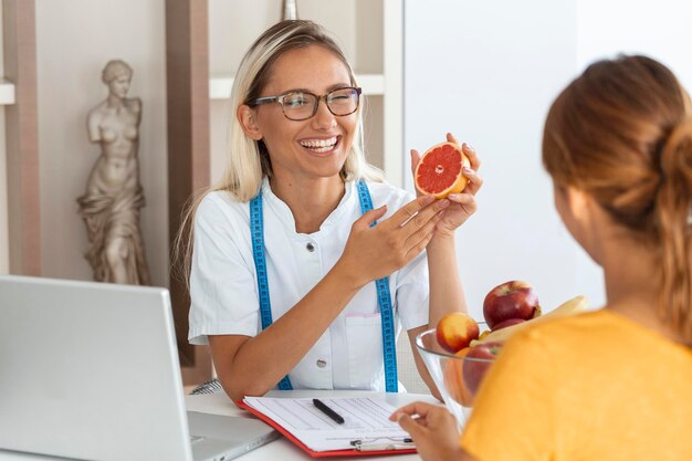 Jak profesjonalne porady dietetyczne mogą wspierać zdrowe odchudzanie?