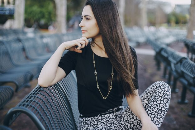 Wpływ Naszyjników na Stylizacje: Odkryj Sztukę Łączenia Biżuterii z Modą