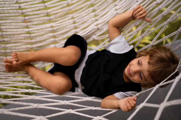 „Jak terapeutyczne hamaki wspierają rozwój sensoryczny dzieci”