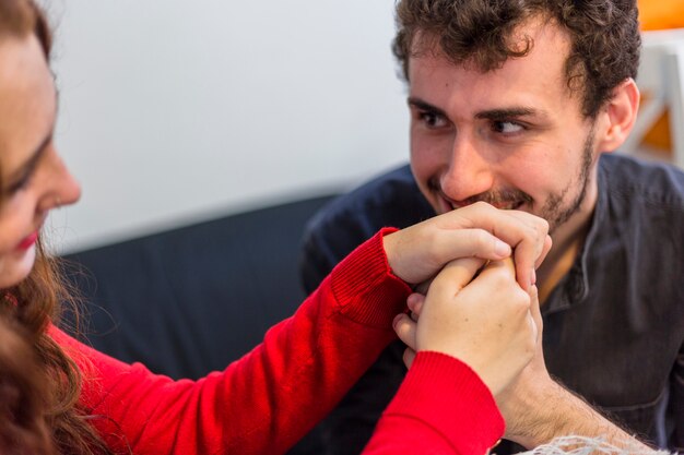 Jak terapia małżeńska może wzmocnić relację partnerską?